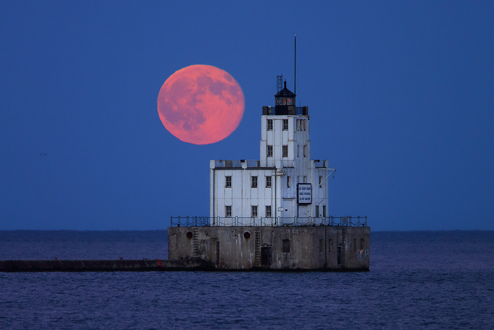 Milwaukee Full Moon and lighthouse