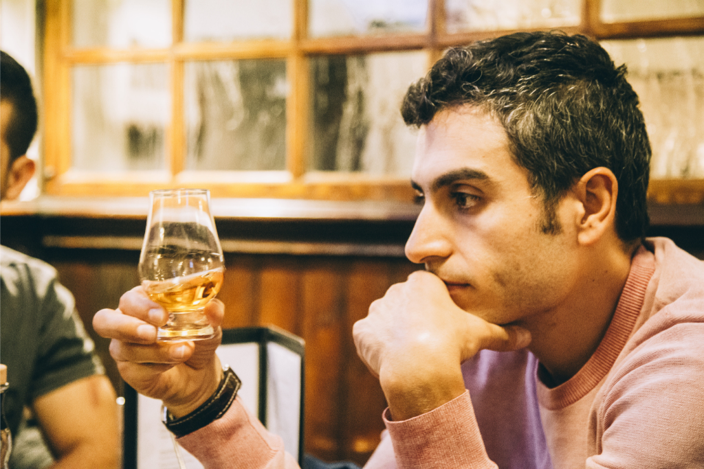 A luxury whisky experience in Edinburgh: Explore top whisky destinations and learn to savour high-end whisky.
