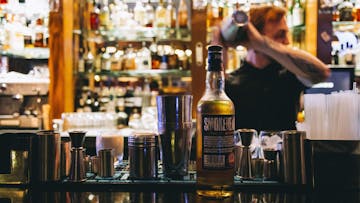 Join us for a walking whisky tour in Glasgow and discover the finest single-malt whisky with our distillery tour or whisky tasting. Book now!
