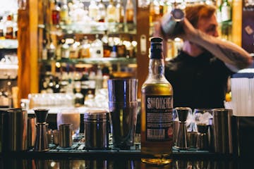 Join us for a walking whisky tour in Glasgow and discover the finest single-malt whisky with our distillery tour or whisky tasting. Book now!