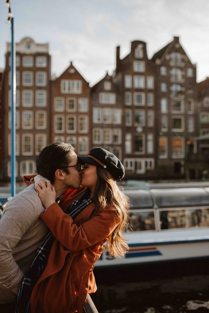 Couple kissing in Amsterdam on there romantic weekend