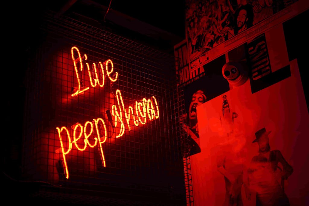 Live peep show in Amsterdam bij de wallen