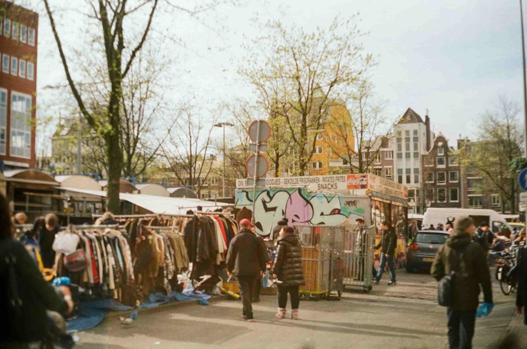 Lokale bevolking en toeristen op een lokale markt in Amsterdam
