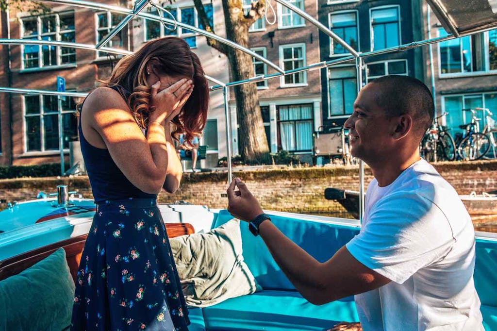 Huwelijksaanzoek in Amsterdam op een romantische boot
