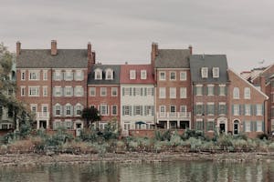 a castle with water in front of a building, Alexandria, Virginia, USA