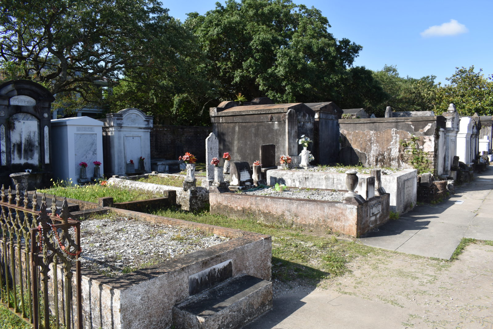 A Self-guided Tour Of Lafayette Cemetery #1 | Lucky Bean Tours