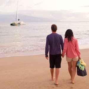 A young couple watches Kai Kanani come to the beach on Molokini Express Snorkel Tour