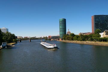 Aussicht auf Fluss und Gebäude in Frankfurt