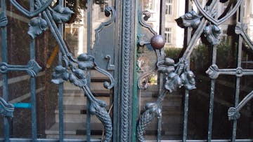 Tore, Türen und Portale – sie prägen das Bild eines Bauwerks, sind gleichsam seine Visitenkarte. Eine Erkundungstour, die der Architektur des Ankommens und Eintretens nachspürt – am Beispiel des unteren Dichterviertels von Wiesbaden.