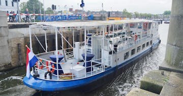 The white and blue boat of Alkmaar Cruises