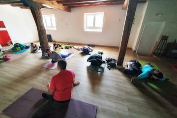 Clase de yoga en Navarra, Arrieta, Valle de Arce - Pirineos