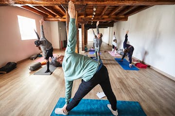 Clase de retiro de yoga en Navarra para grupos