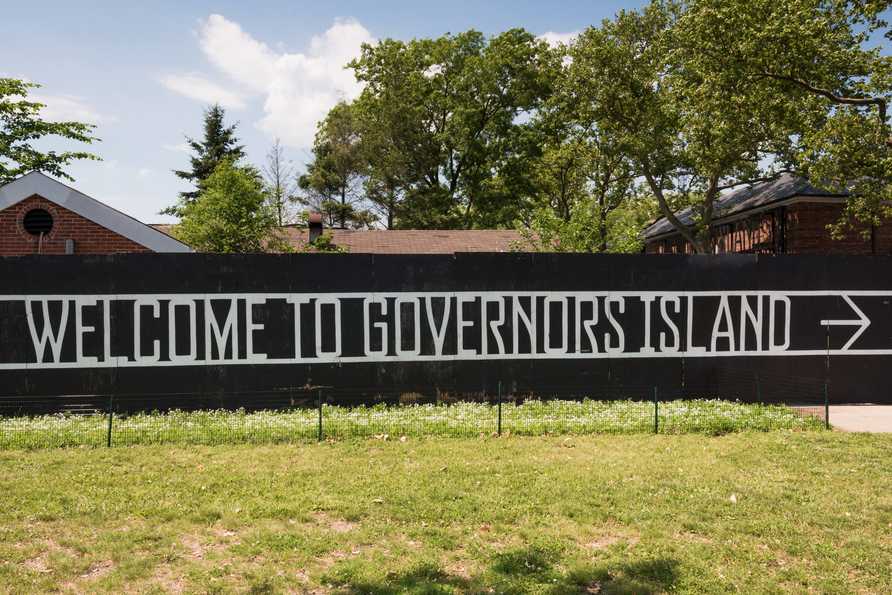 welcome to governor's island sign