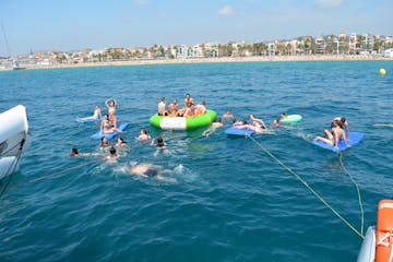 Actividades acuáticas en la costa de Barcelona