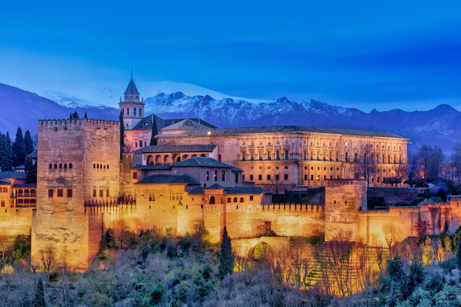 Alhambra de noche con Sierra Nevada al fondo
