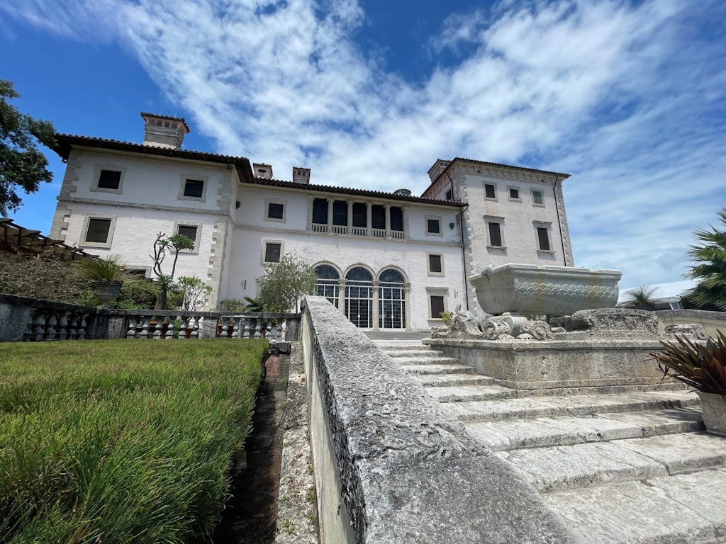 A white building in Vizcaya Museum and Gardens