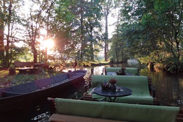 Foto von den Sitzbänken und den Tischen mit Pflanzen bei Sonnenuntergang