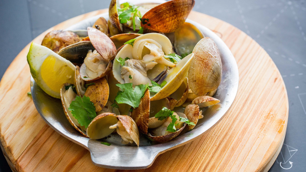 Portuguese dishes to enjoy by the beach - ameijoas à Bulhão Pato