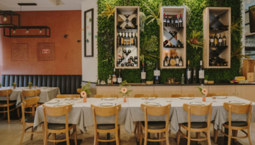 a dining room table at A Cabaninha