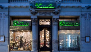Pastelaria Versailles front at night