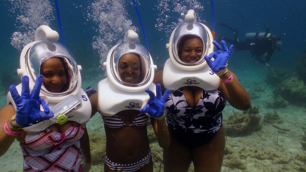 sea trek helmet dive at coral world ocean park