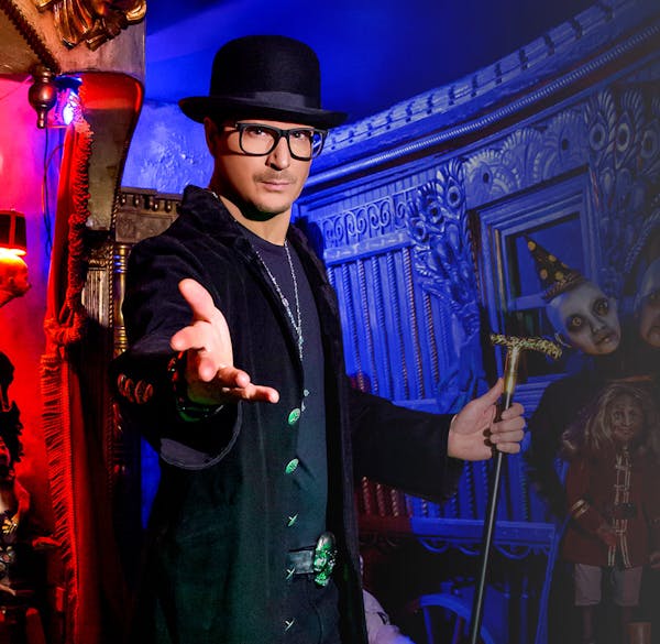 zak bagans with glasses and top hat