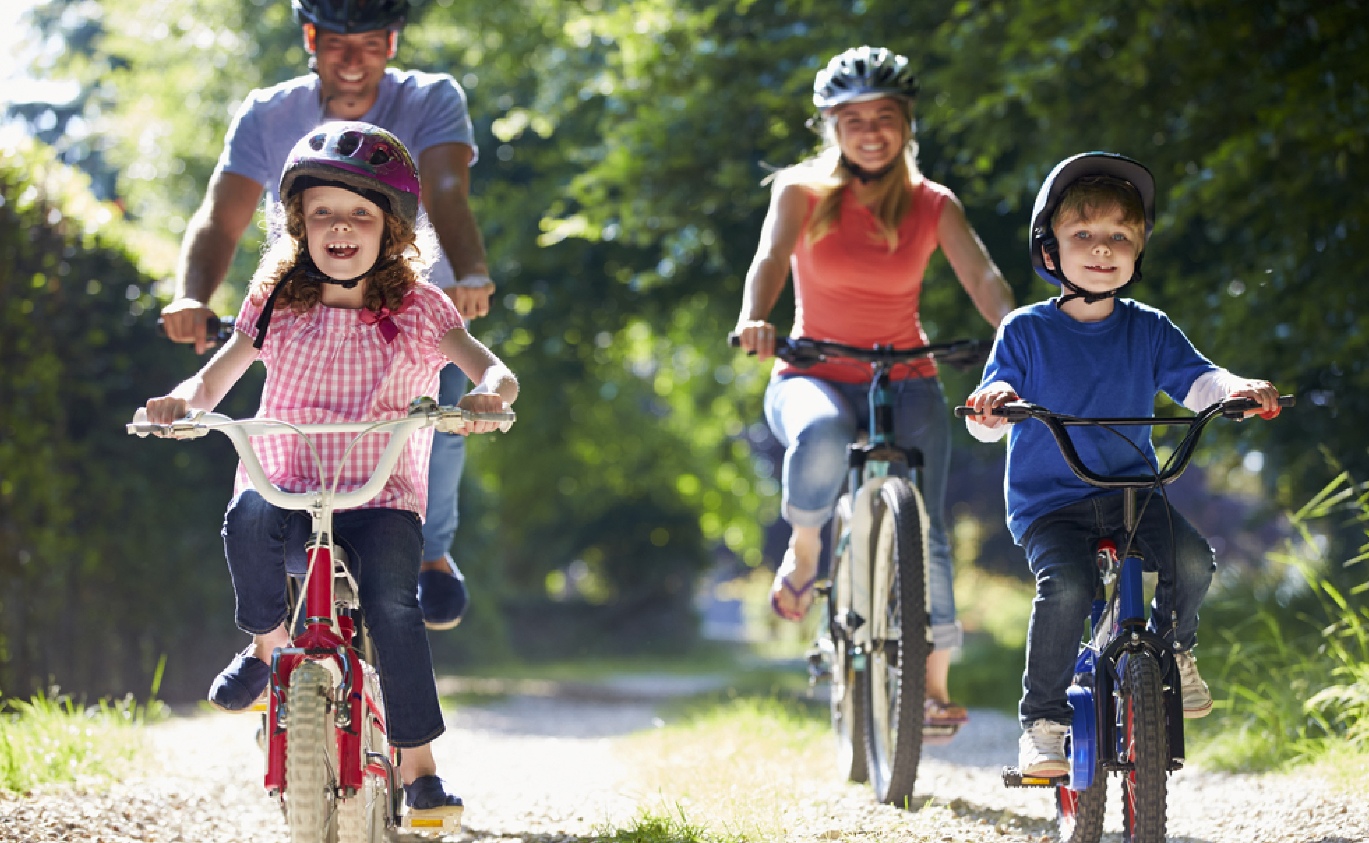 Где кататься детям до 14 лет. Дети с велосипедом. Дети катаются на велосипеде. Прогулка на велосипеде. Прогулка на велосипеде дети.