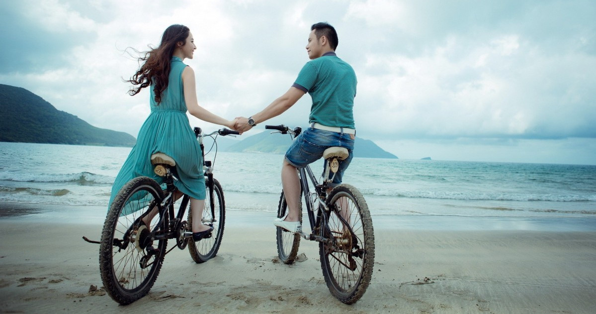 couples bike ride