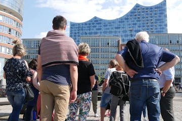 Eine Gruppe von Menschen während der Elbphilharmonie Stadtführung in Hamburgs Stadtteil HafenCity