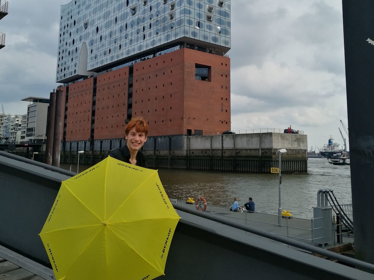 Stadtführer / Tourguide Luca vor der Elbphilharmonie in Hamburgs Stadtteil HafenCity