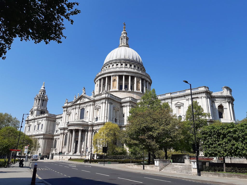 St Paul’s Cathedral: This area is usually brimming with office workers and tourists - London Cab Tours