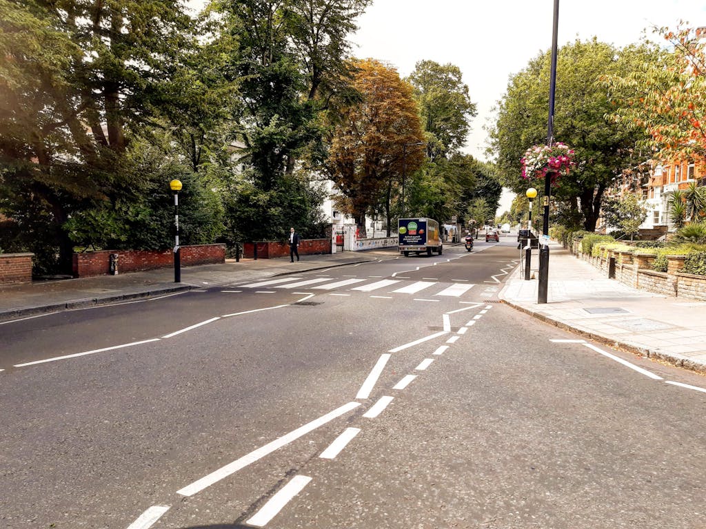 Abbey Road Studios and zebra crossing: 51st anniversary of the Beatles photo shoot (8th August 1969). Where is everybody? - London Cab Tours