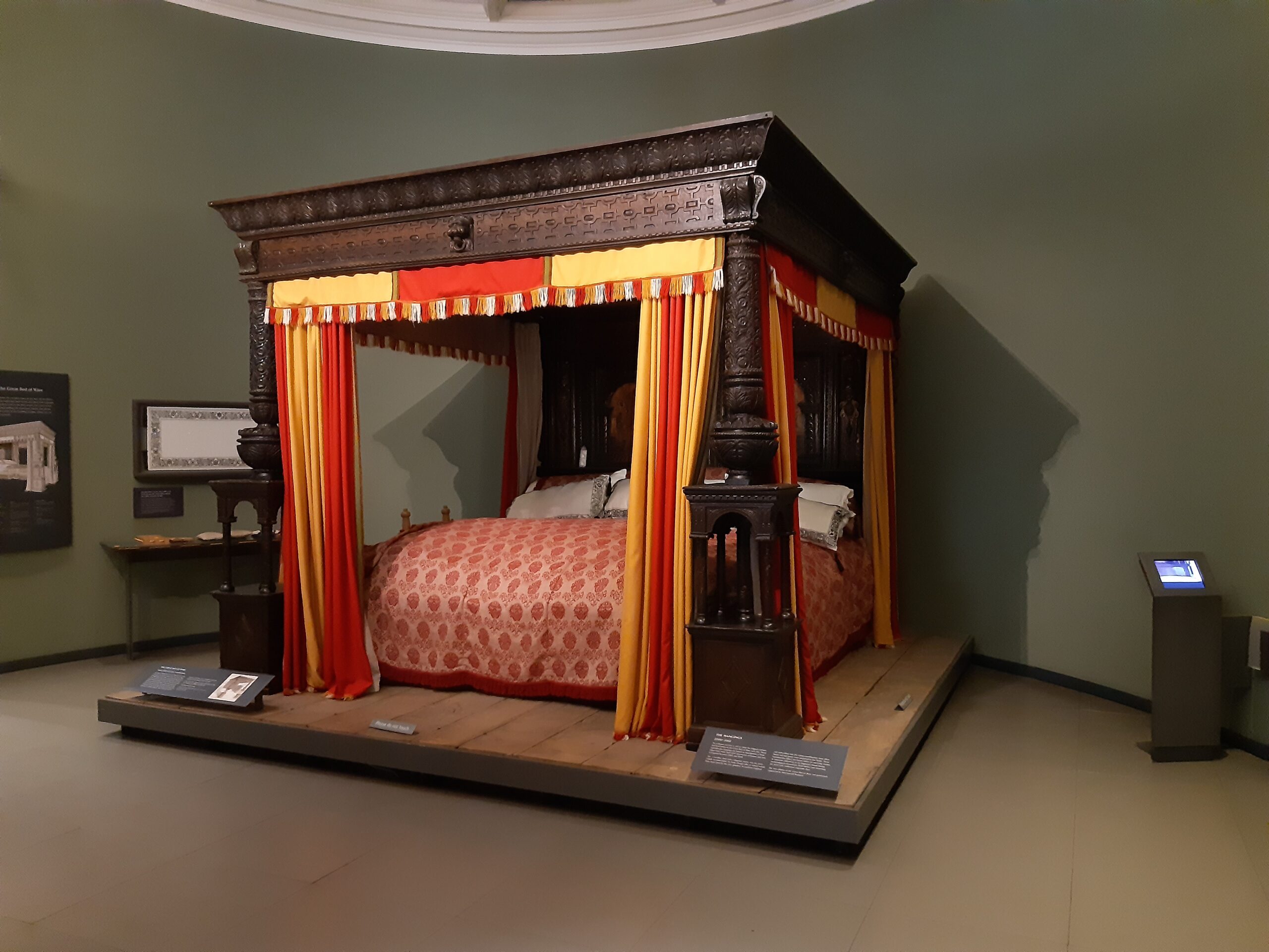 Great Bed of Ware, Victoria & Albert Museum - London Cab Tours