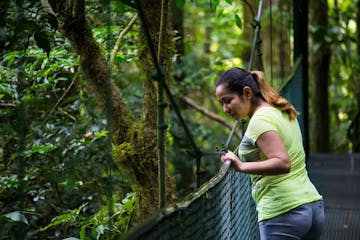 A tourist at the Monteverde Hanging Bridges at 100% Aventura Park.