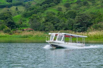 Tourists traveling from La Fortuna to Monteverde and from Monteverde to La Fortuna using the Jeep Boat Jeep Tour