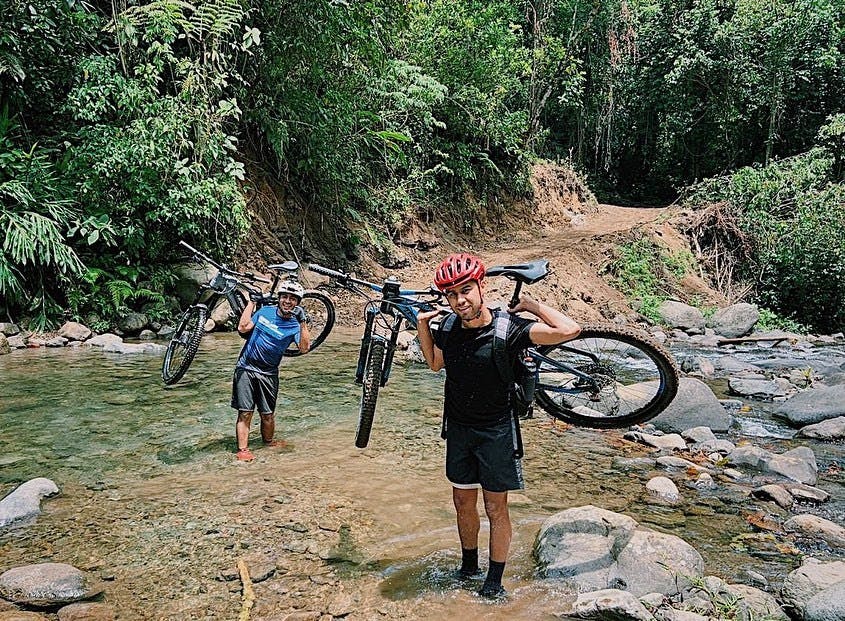 A couple of tourists at El Tigre Waterfall Monteverde Mountain E-Bike Tour