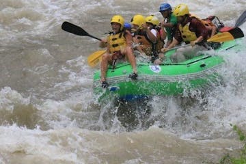 people white river rafting in the Balsa river