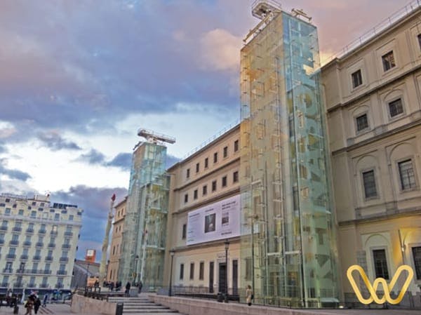 un edificio alto en el Museo Nacional Centro de Arte Reina Sofía
