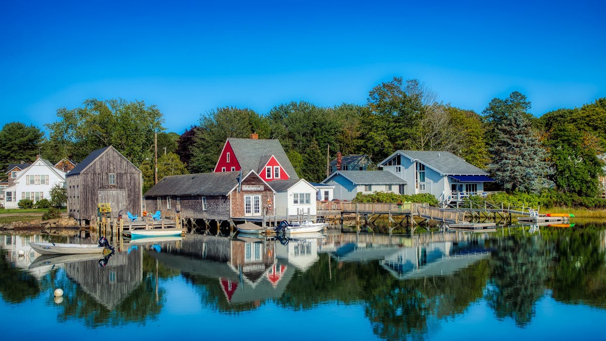 kennebunkport shore with houses and dock