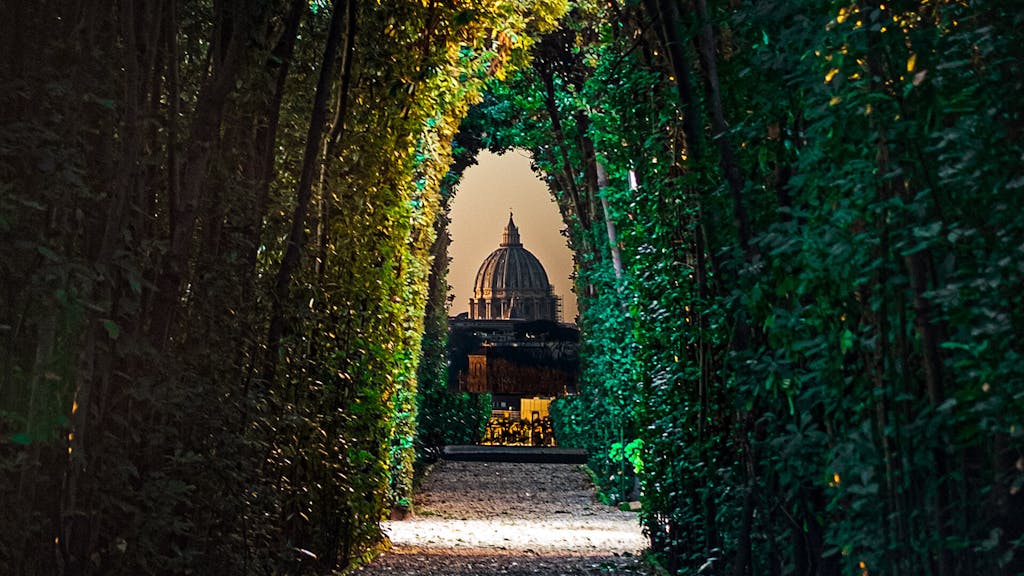 St-Peters-Basilica-through-the-Aventine-Keyhole_2