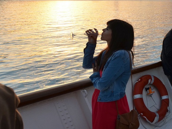 Una persona despues de cenar en la puesta de sol en el barco