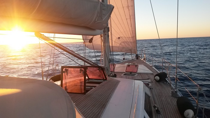 Sailing a sailboat in winter | Gotland Charter