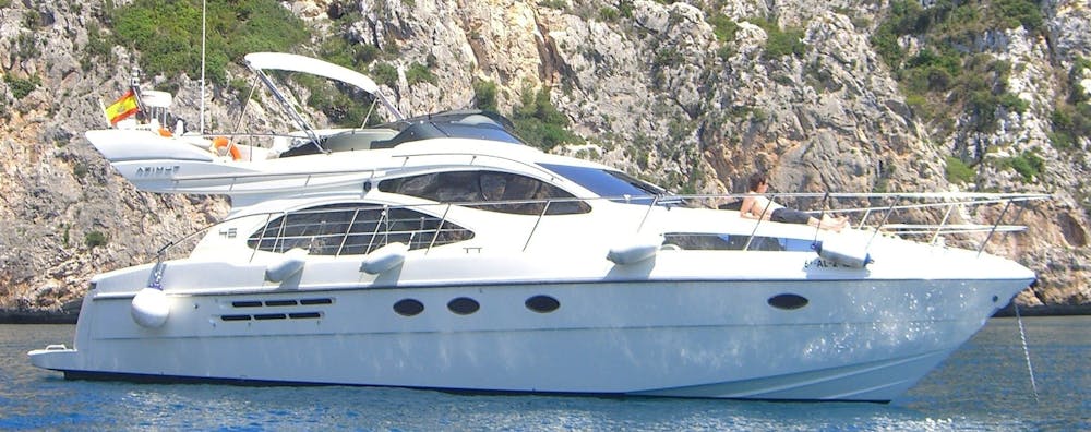 rent a motor yacht in barcelona