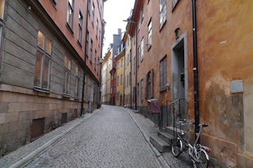 a narrow city street