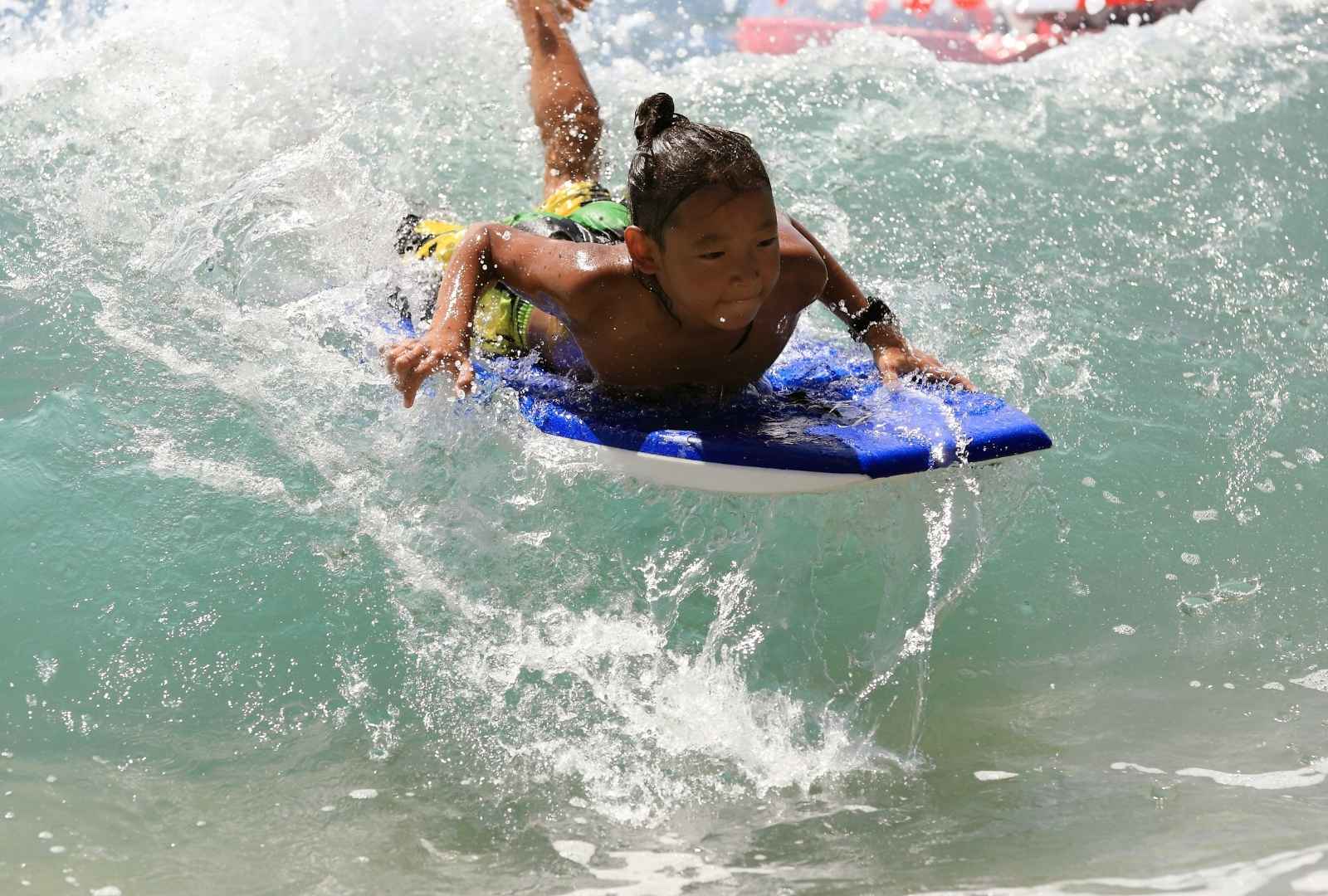 boogie board riding