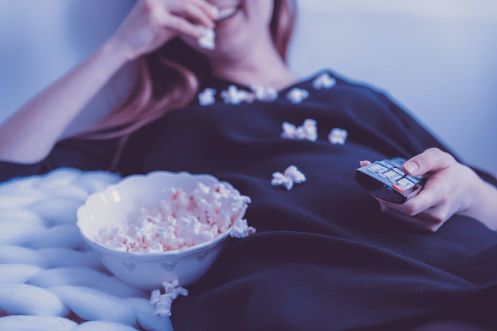 One of the great online party ideas: a movie night with popcorns