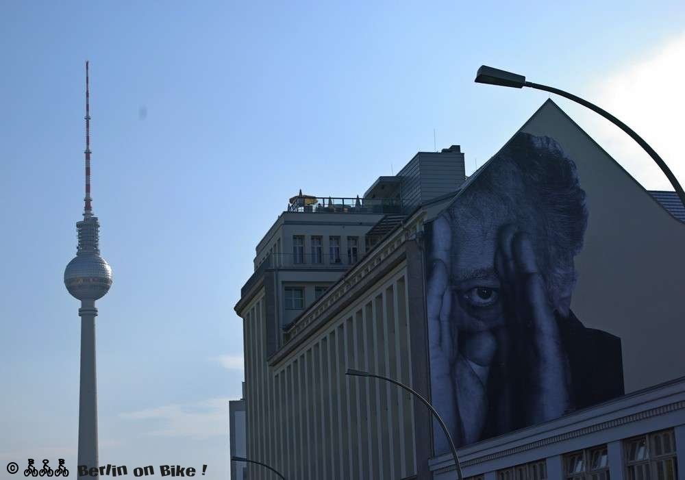Cutout aus der Reihe "Wrinkles of the City" von JR, Soho-House, Prenzlauer/ Saarbrücker Straße