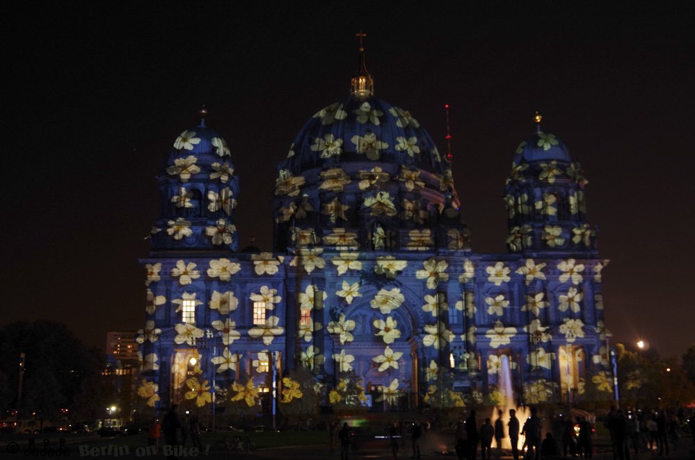 Berliner Dom bei Nacht beleuchtet
