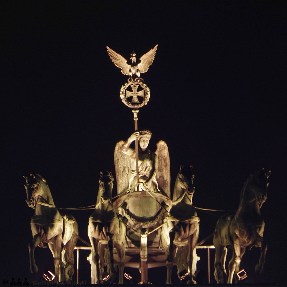 Berliner Denkmal beleuchtet bei Nacht