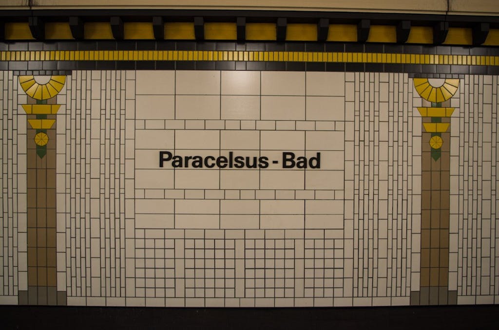 Bahnhosschild "Paracelsus-Bad"
